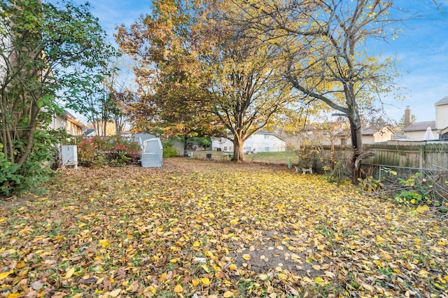 view of yard featuring a storage shed