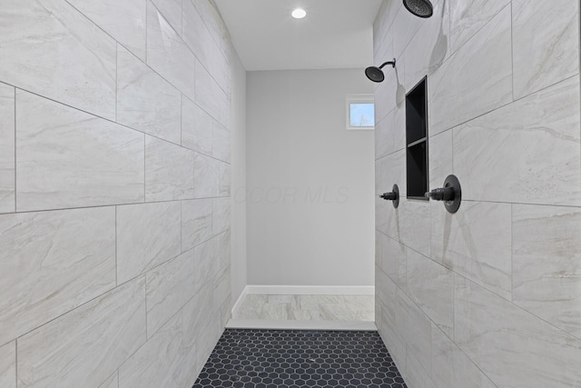 full bathroom featuring a tile shower