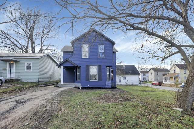 view of front of property featuring a front yard