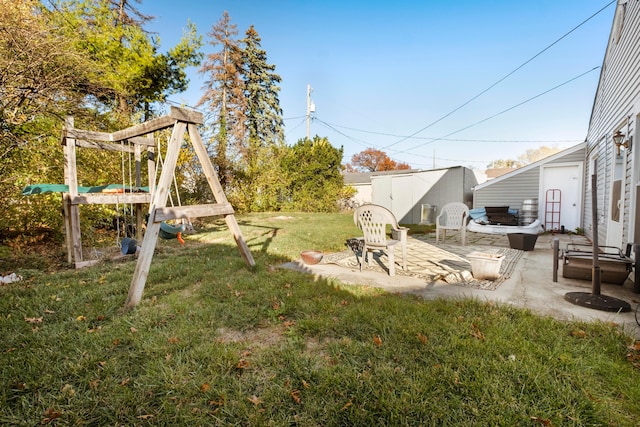 view of yard featuring a patio area