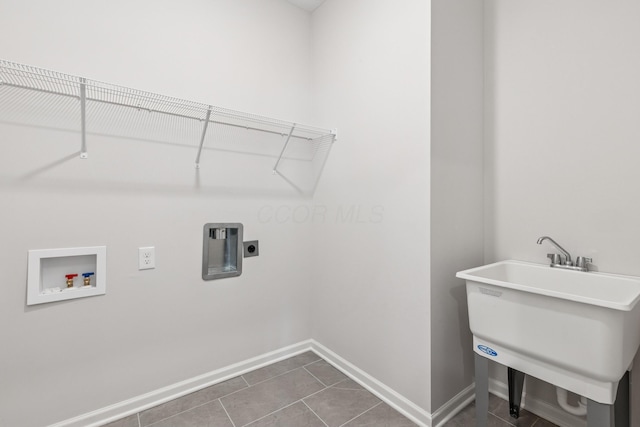 800 Heritage Blvd, Delaware, OH 43015 - laundry area featuring laundry area, baseboards, electric dryer hookup, a sink, and washer hookup