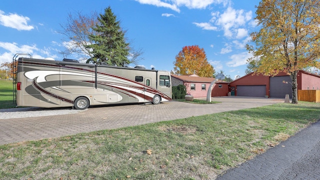 view of front of property featuring a front lawn