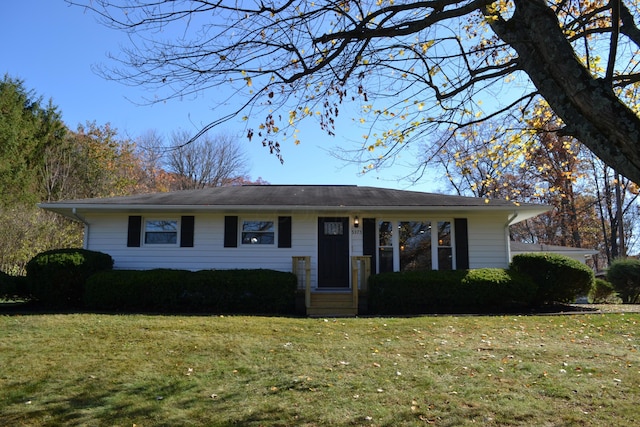 view of front facade featuring a front lawn