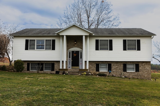 split foyer home featuring a front lawn