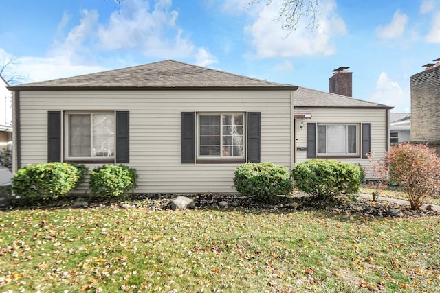 view of front of property with a front yard