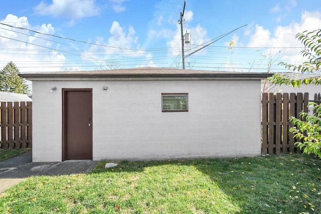 view of outdoor structure featuring a yard