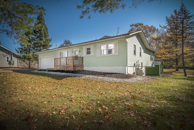 manufactured / mobile home featuring a front lawn