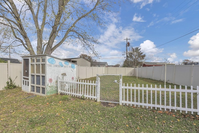 view of yard with an outdoor structure