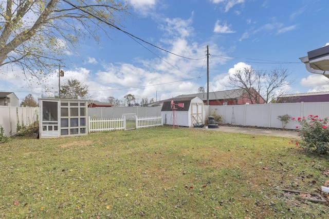 view of yard featuring a storage shed