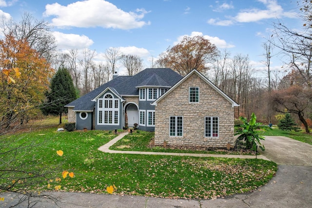 front facade featuring a front lawn