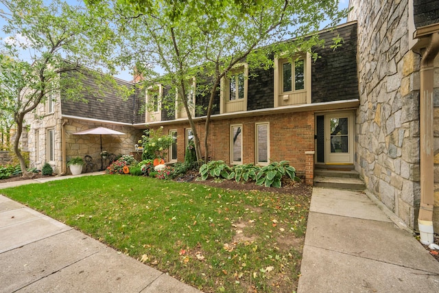 view of front of house featuring a front yard