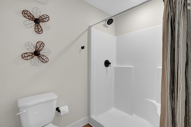 110 Cumberland Meadows Cir, Hebron, OH 43025 - bathroom featuring a shower with curtain and toilet