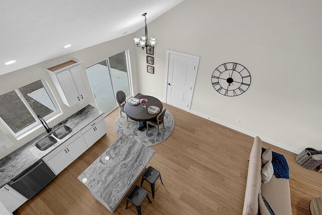 110 Cumberland Meadows Cir, Hebron, OH 43025 - living area featuring a chandelier, wood finished floors, vaulted ceiling, recessed lighting, and baseboards