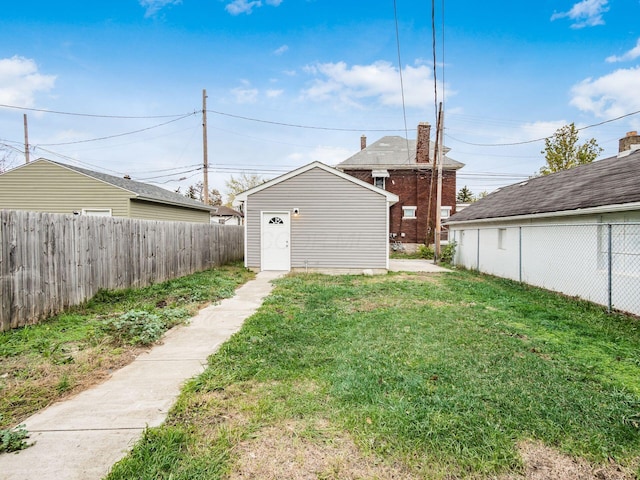 view of yard featuring an outdoor structure