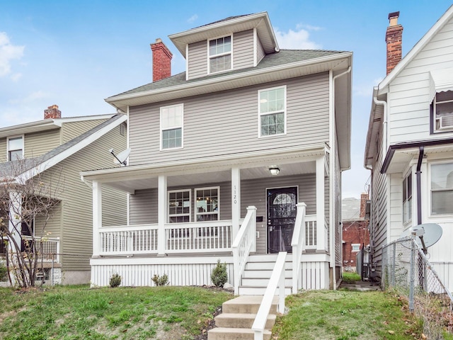 view of front of property featuring a front yard and a porch