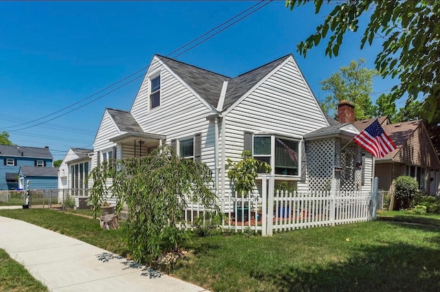 view of front of home featuring a front lawn