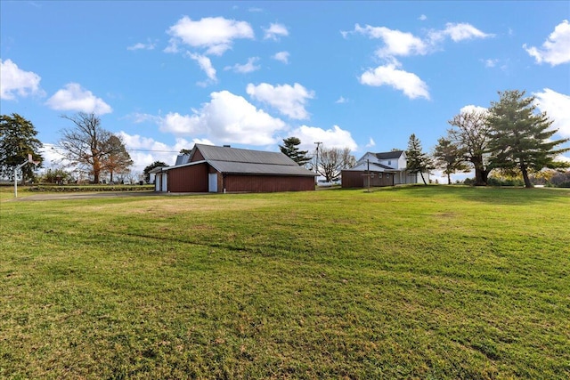 view of yard featuring an outbuilding