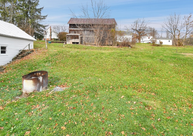 view of yard with an outdoor structure