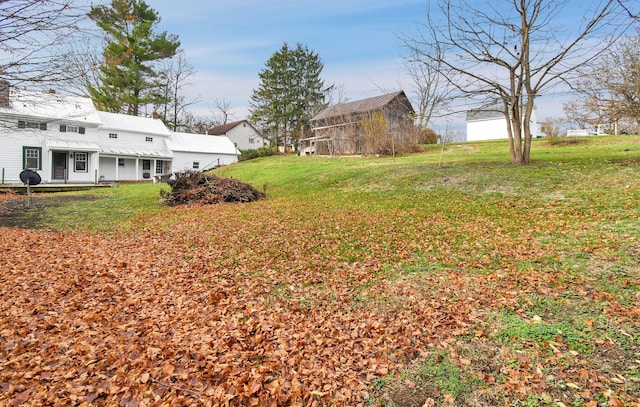 view of yard with an outdoor structure