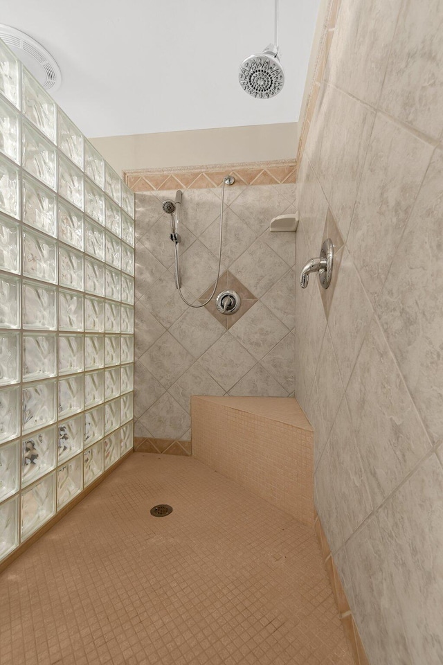 bathroom featuring a tile shower