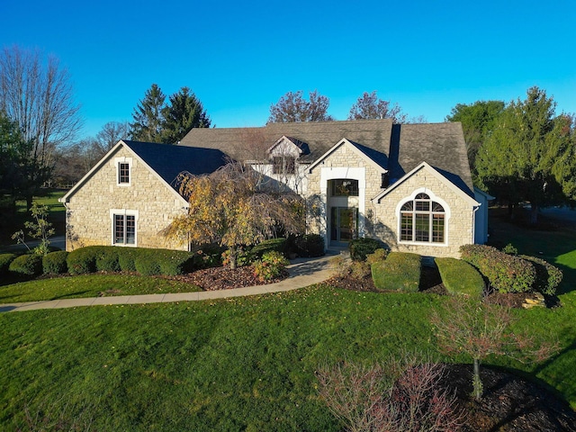 view of front facade featuring a front yard