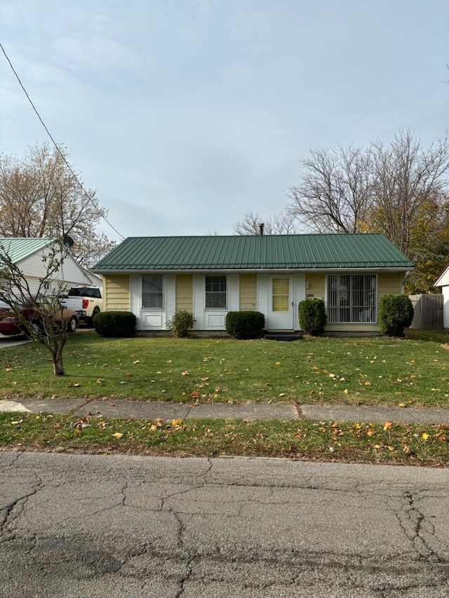 view of front of property with a front yard