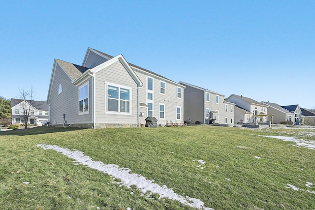 view of front facade featuring a front yard