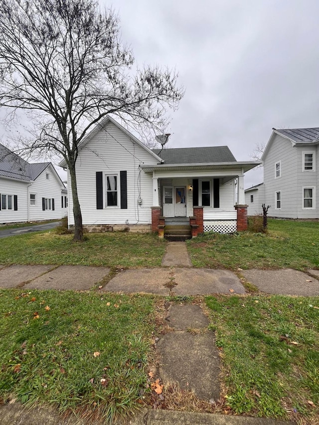 view of front of house featuring a front lawn and covered porch