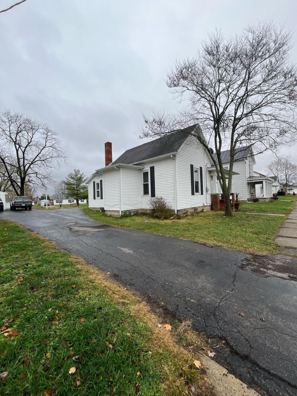 view of side of property featuring a yard