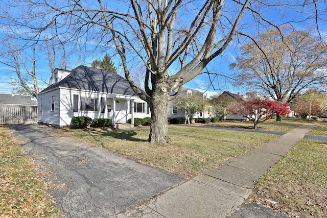 view of front of property featuring a front yard