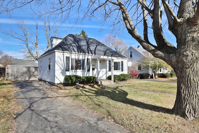 view of front of home with a front lawn