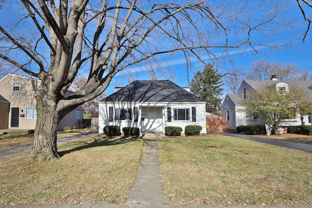 view of front of home featuring a front lawn