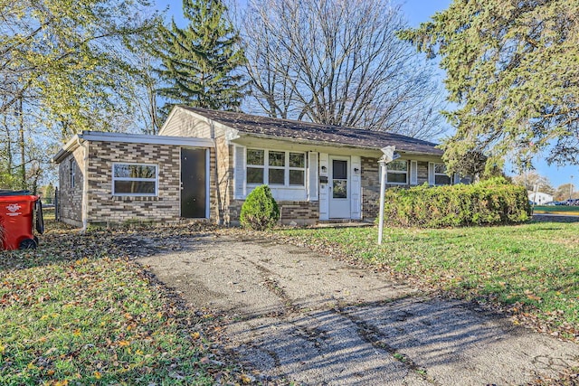 ranch-style house featuring a front yard