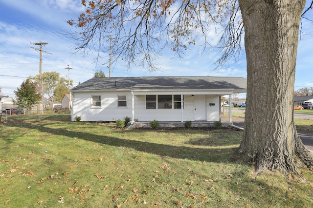 view of front of house with a front lawn