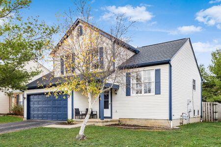 view of front of home featuring a front yard and a garage