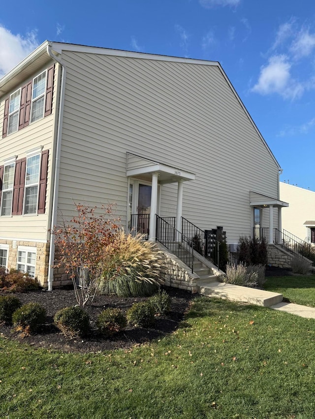 view of side of property featuring a lawn