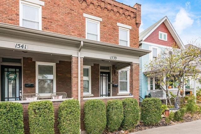 property entrance featuring a porch