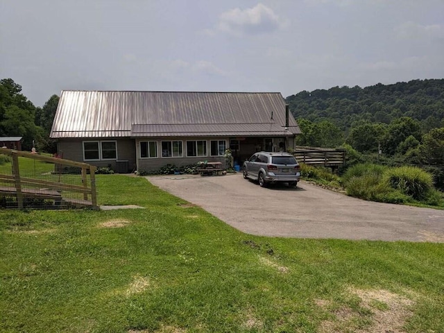 view of front of property with a front yard