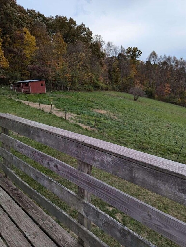 view of yard featuring a rural view