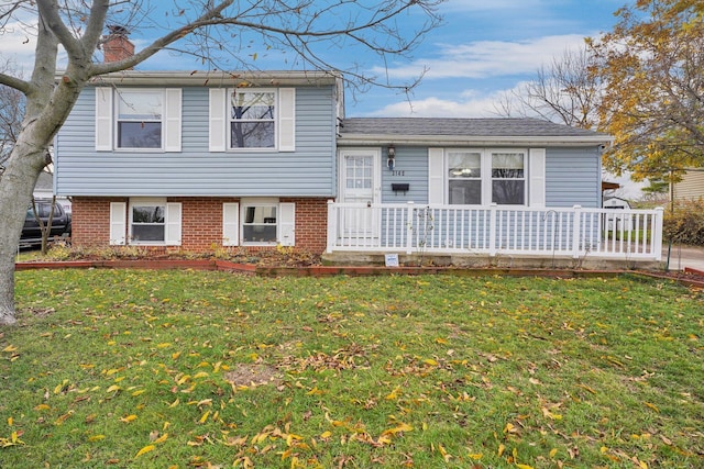 tri-level home featuring a front yard