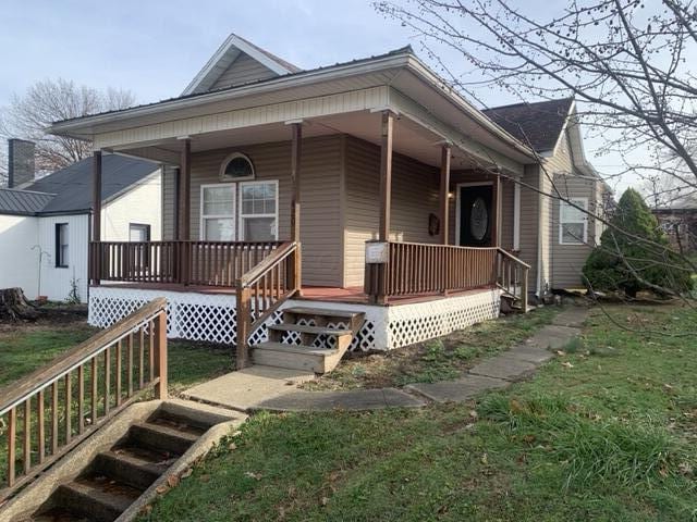 view of front facade featuring a porch and a front yard