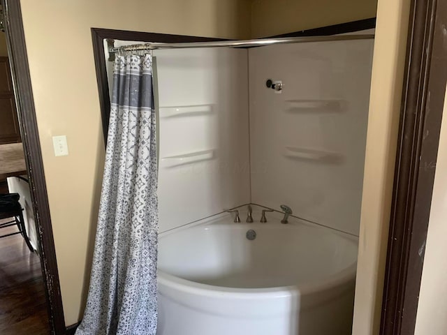 bathroom with shower / tub combo