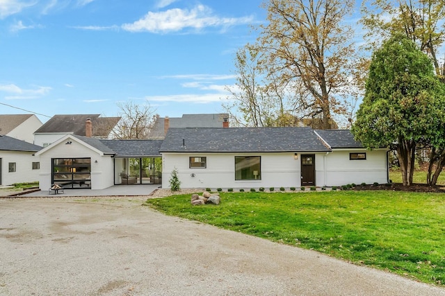 ranch-style house featuring a front yard