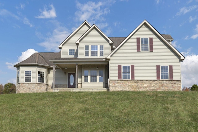 view of front facade featuring a front lawn