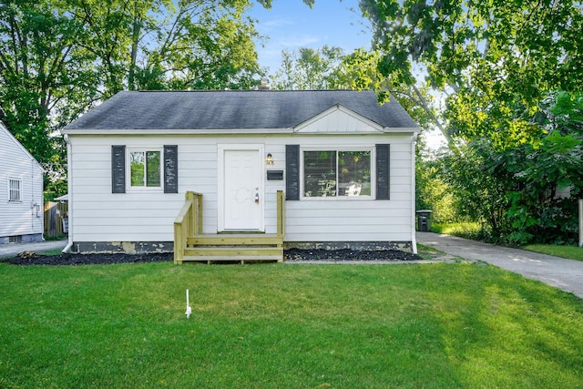 view of front facade with a front lawn