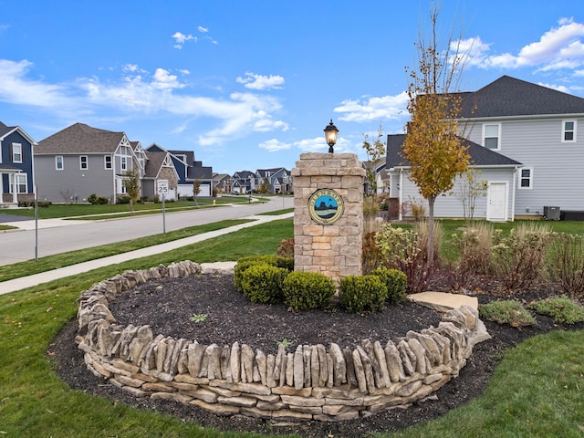 community sign with a lawn