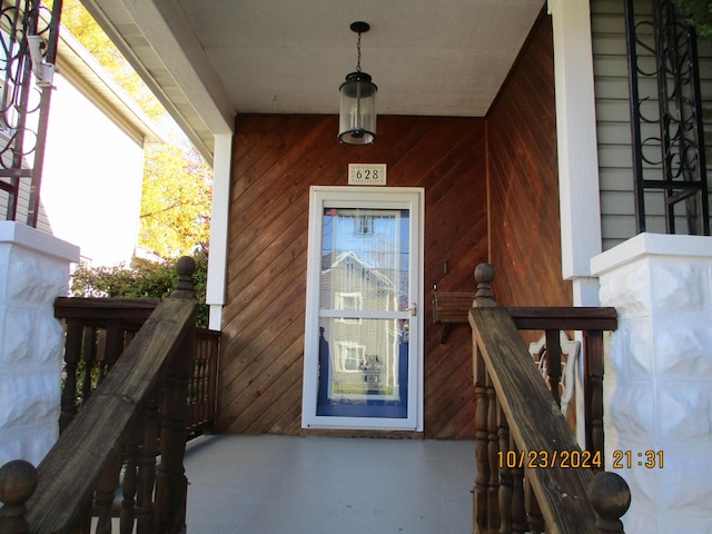 property entrance with covered porch