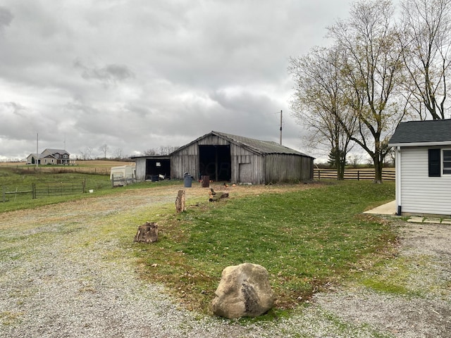 view of yard featuring an outdoor structure