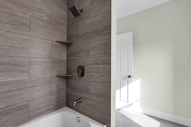 bathroom featuring tiled shower / bath combo