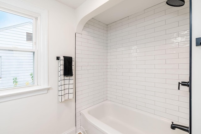 bathroom with tiled shower / bath combo